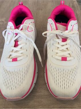 Women’s White Athletic Sneakers with Bright Pink Trim - Lightweight Comfort